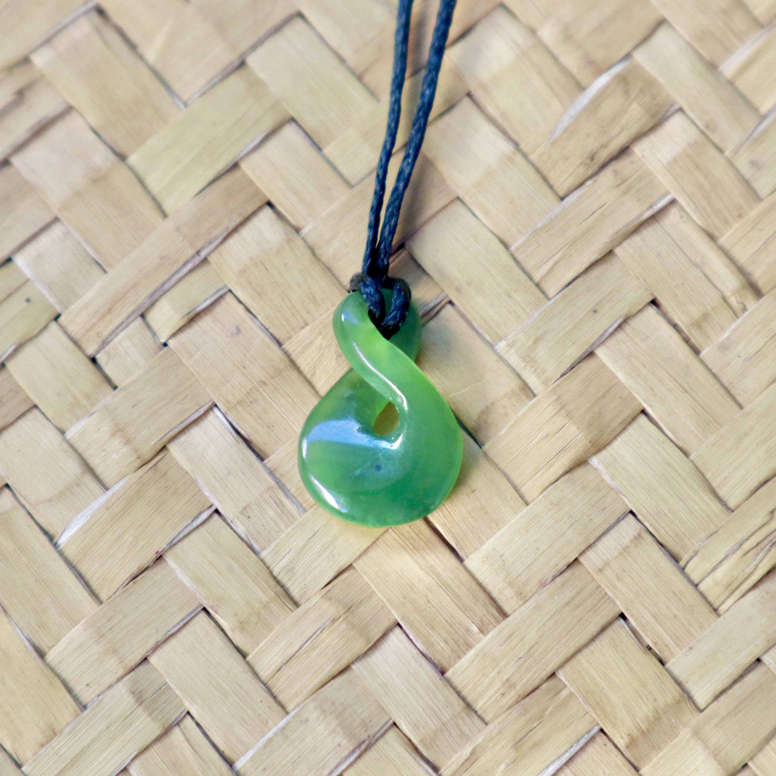 jade single crossover pendant